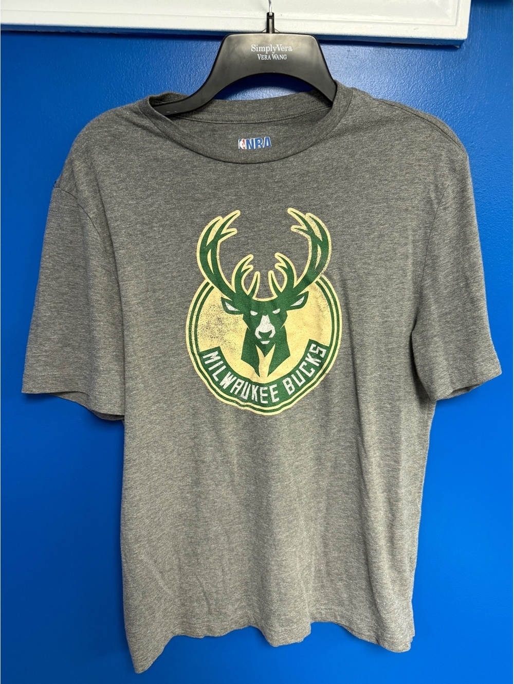 Milwaukee Bucks NBA T-Shirt Mens Medium Heather Grey Distressed Primary Logo